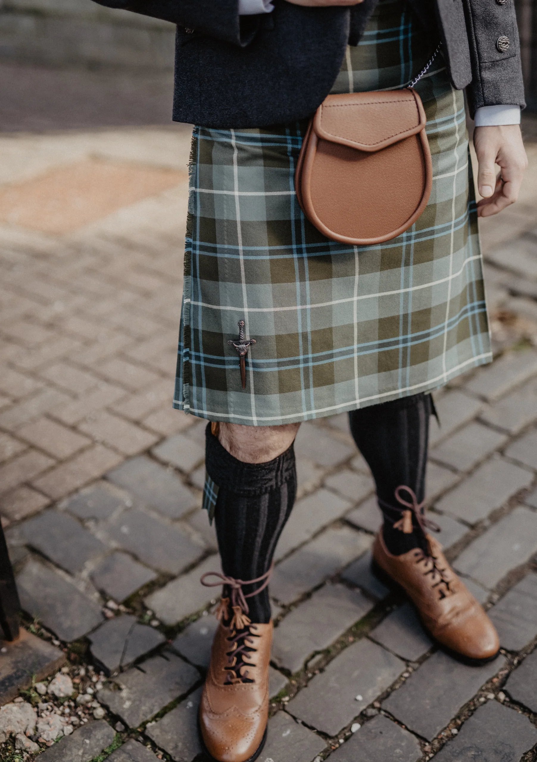 Men's Polyviscose 8 Yard Kilt - Douglas Weathered - Image 3