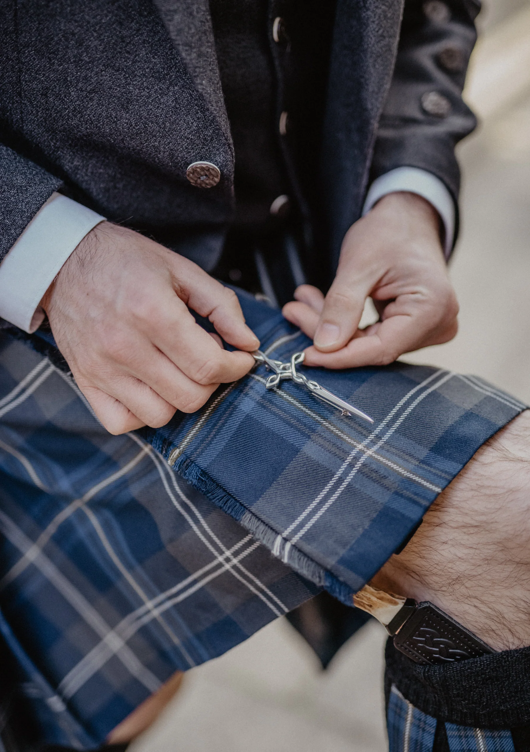 Men's Polyviscose 8 Yard Kilt - Persevere Moss Navy Tartan - Image 3